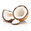 Fruta de coco agrietada aislada sobre fondo blanco